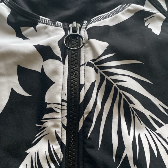 NWT CUPSHE floral zip front swimsuit Womens L Black/White bathing suit modest - Picture 10 of 12